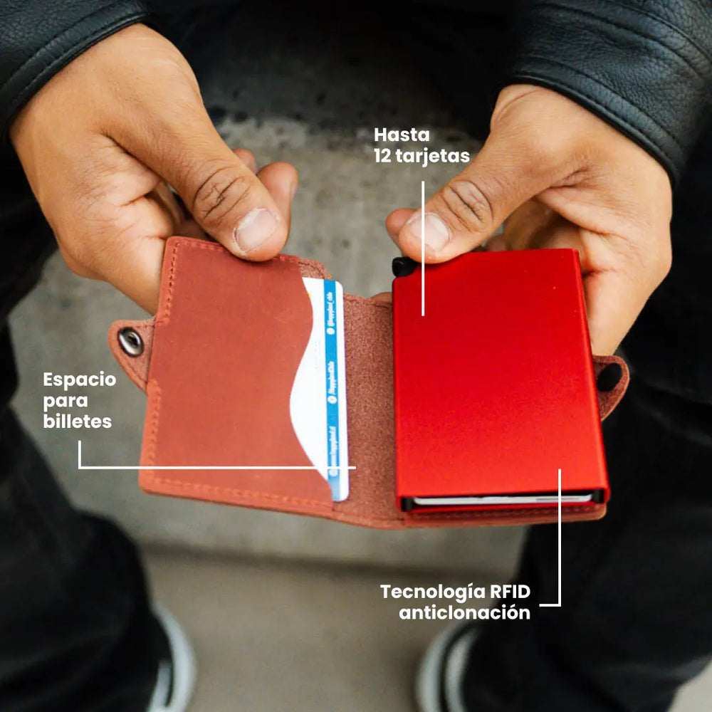 Billetera Slim Leather Collection LIMITED de cuero real color café, con mecanismo de eyección, protección RFID y diseño minimalista para hombre.