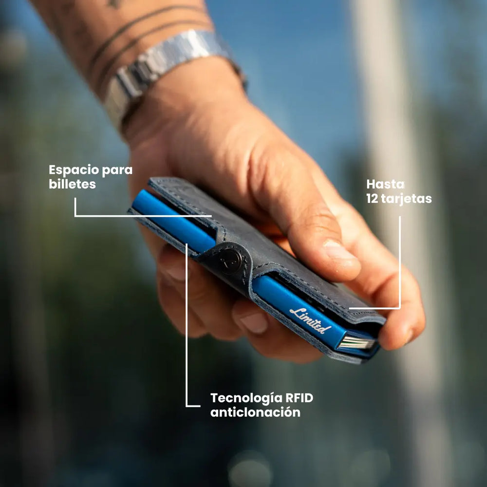 Billetera Slim Leather Collection LIMITED de cuero real color café, con mecanismo de eyección para tarjetas y compartimiento de billetes, protección RFID antirobo y diseño minimalista para hombre.