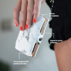 Billetera Slim Mármol LIMITED con diseño marmoleado blanco y negro, mecanismo de eyección para tarjetas, protección RFID y estructura minimalista.