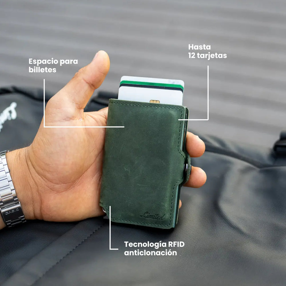 Billetera Slim Leather Collection LIMITED de cuero real color café, con mecanismo de eyección, protección RFID y diseño minimalista para hombre.