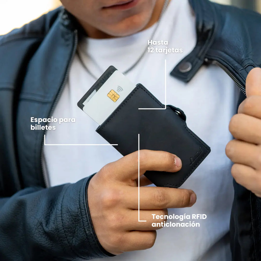 Billetera Slim Leather Collection LIMITED de cuero real color café, con mecanismo de eyección, protección RFID y diseño minimalista para hombre.