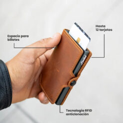 Billetera de cuero LIMITED con diseño delgado, compartimento RFID y mecanismo de extracción rápida para tarjetas – elegancia y seguridad en un solo accesorio.