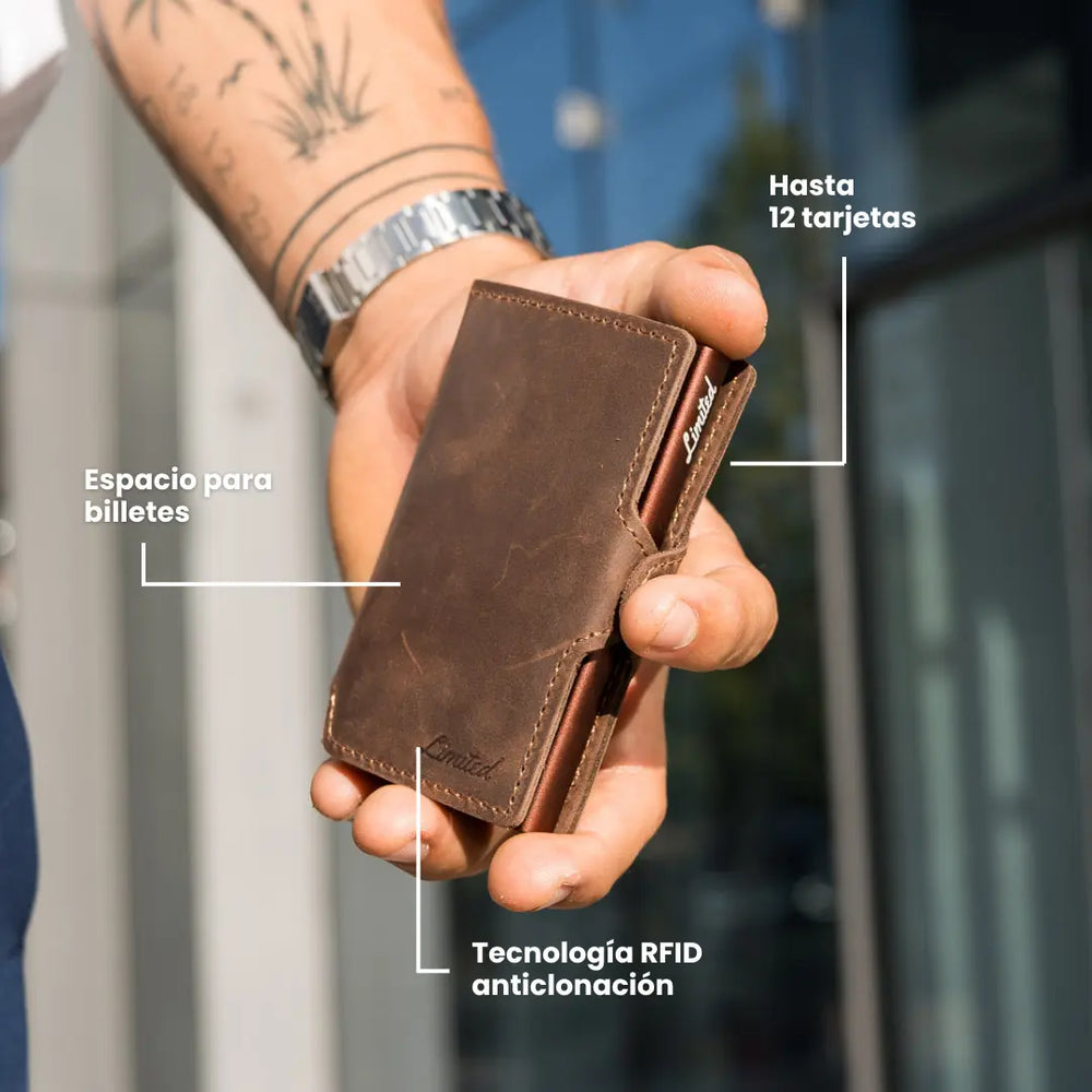 Billetera LIMITED de cuero negro con mecanismo de eyección, protección RFID, espacio para tarjetas y billetes, empaque premium y diseño delgado para hombre.